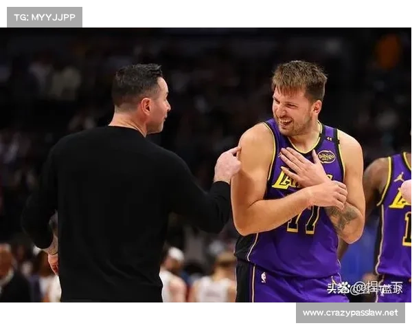 湖人训练营首日詹姆斯缺席老将开启身体管理里夫斯带队展示全新阵容